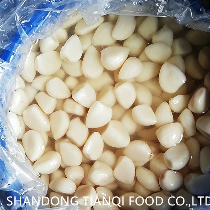 Peeled white garlic in normal brine in drums
